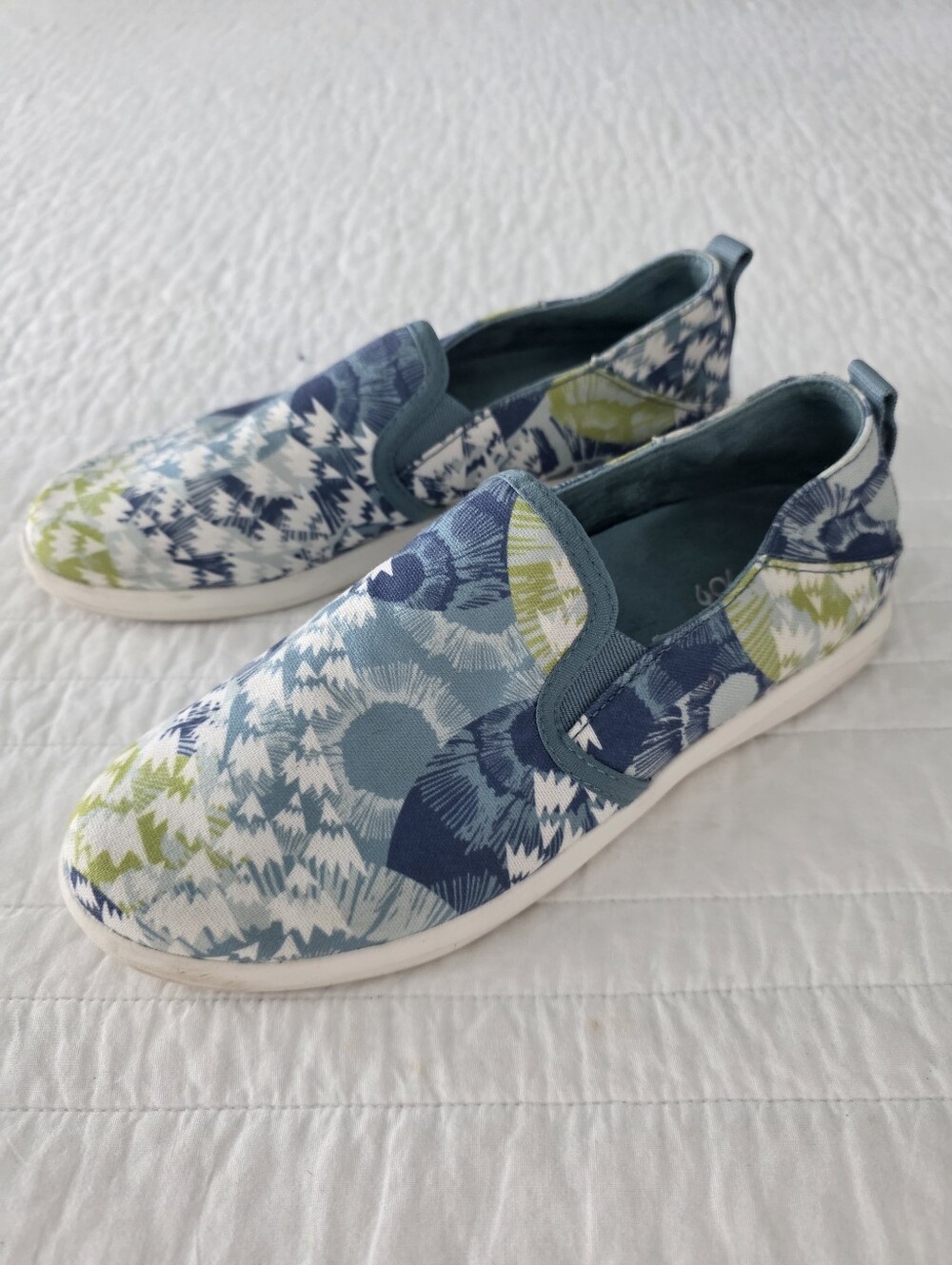 Olukai Haleiwapai Canvas Size 7.5 Patterned Slip-On Sneakers